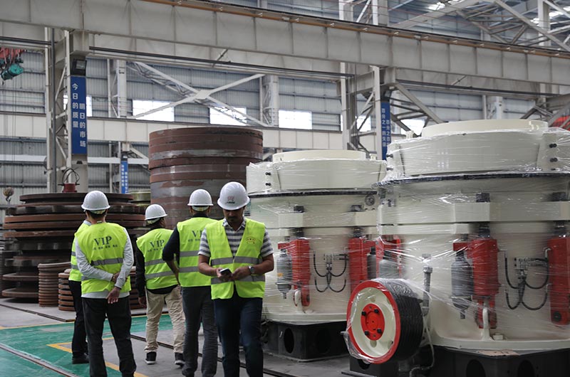 客戶來廠考察花崗巖圓錐破碎機設備