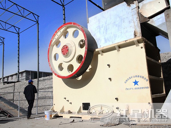 大型顎式破碎機(jī)安裝現(xiàn)場(chǎng)