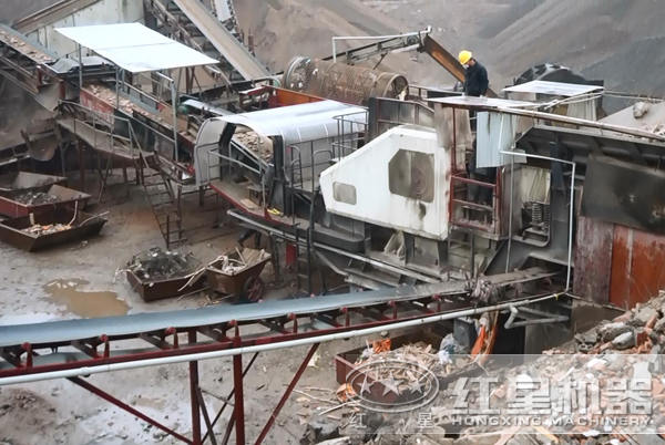 顎式移動(dòng)破碎機(jī)用來(lái)破碎建筑垃圾