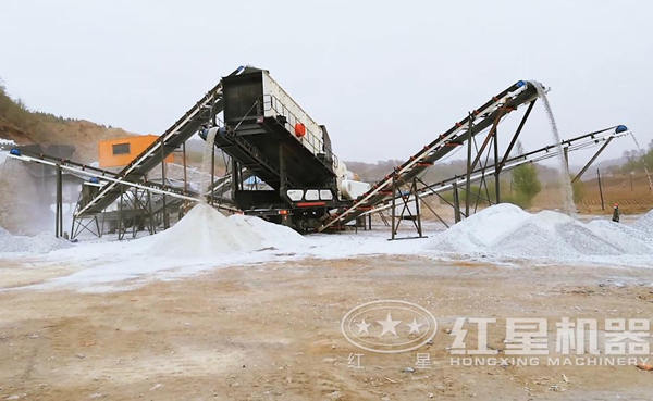 顎式移動(dòng)破碎機(jī)破碎青石