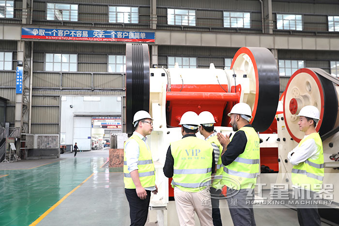 紅星廠家鄂式破碎機車間