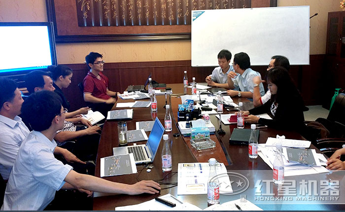 紅星機(jī)器工程師與客戶一起討論生產(chǎn)線配置