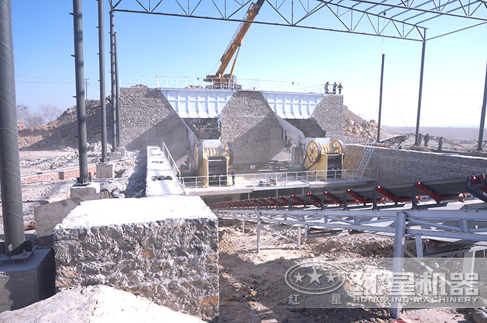 粉碎大塊石頭作業現場 粉碎大塊石頭作業現場